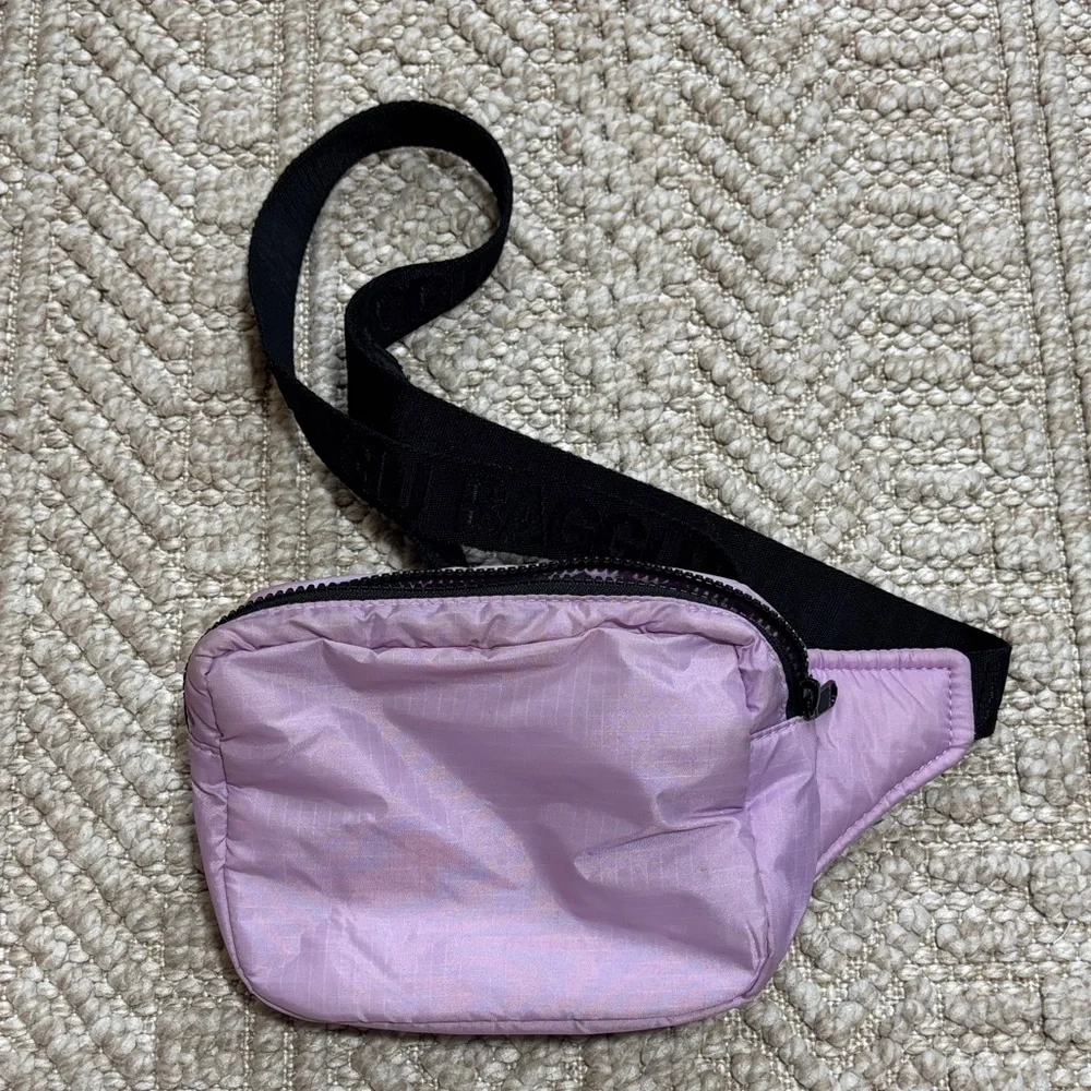 Baggu Puffy Fanny Pack in Dusty Lilac - Picture 1 of 4